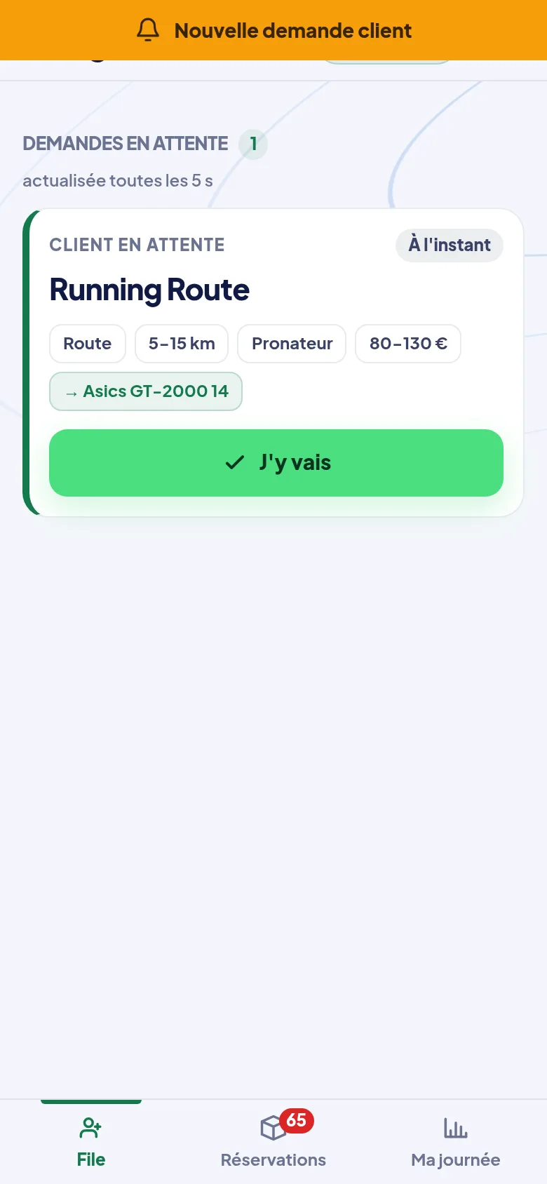 Advigo côté vendeuse : une demande arrive au rayon running, avec le profil de la cliente et la paire recommandée.